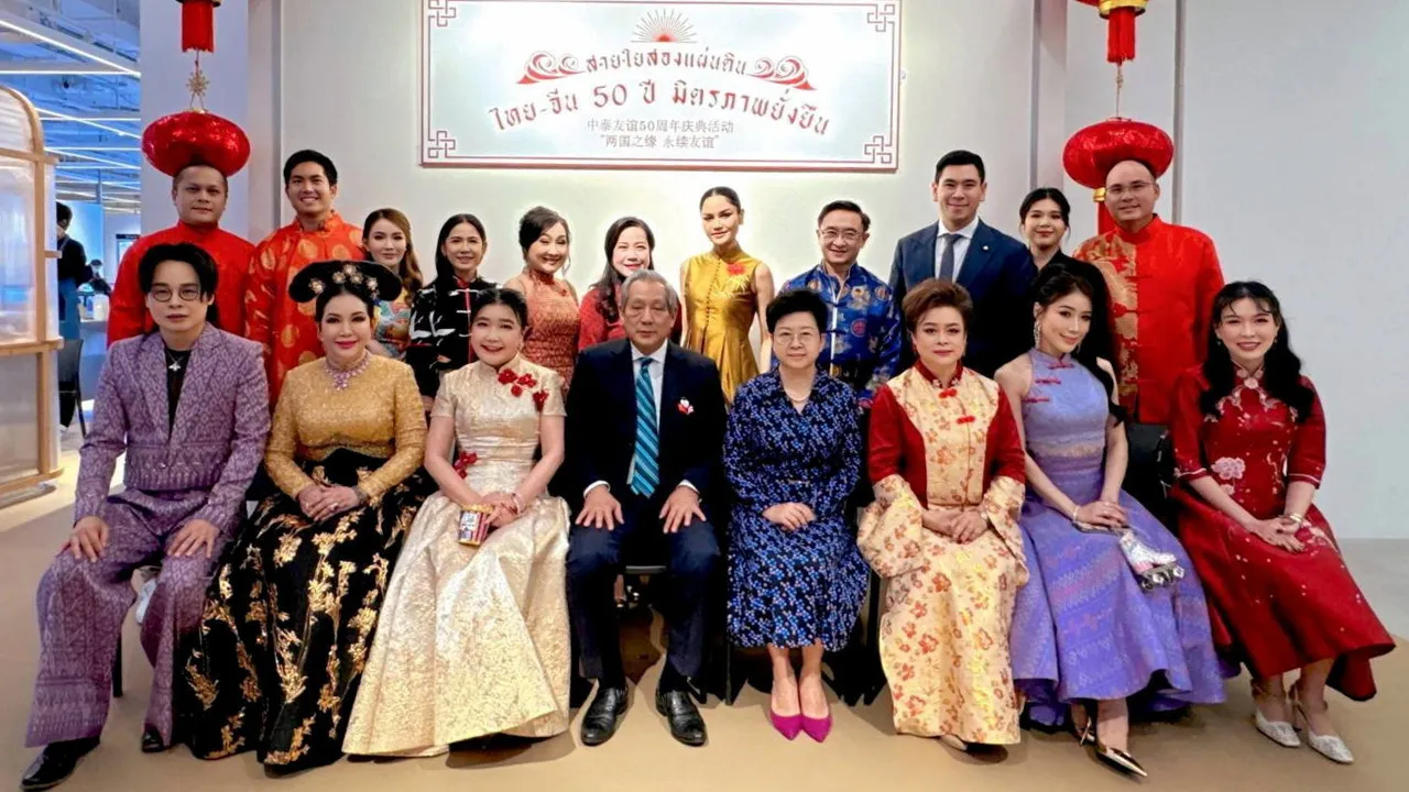 เชื่อมสัมพันธ์ ศ.ดร.บังอร เบ็ญจาธิกุล, ม.ล.ปุญยนุช เกษมสันต์ และ สุริยน ศรีอรทัยกุลจัดงาน “สายใยสองแผ่นดิน ไทย–จีน 50 ปี มิตรภาพยั่งยืน” โดยมี พินิจ จารุสมบัติ,หวัง ฮวัน และ รศ.ดร.กมลพร กัลยาณมิตร มาร่วมงานด้วย ที่เซ็นทรัล ชิดลม วันก่อน.