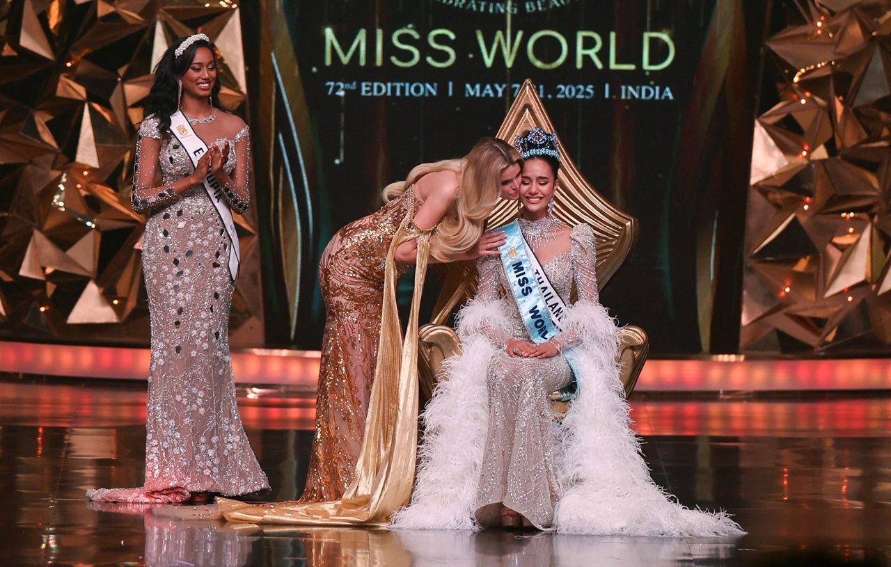 โอปอล สุชาตา รับมงกุฎ Miss World 2025 จาก คริสตีนา พิซโควา นางงามชาวเช็ก ผู้ชนะการประกวดปีก่อน