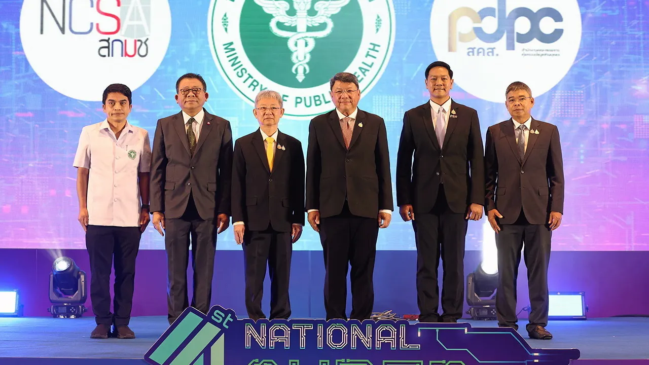 ปลอดภัย - พ.ต.อ.สุรพงศ์ เปล่งขำ และ นพ.โอภาส การย์กวินพงศ์ ลงนามความร่วมมือการคุ้มครองข้อมูลส่วนบุคคลด้านสาธารณสุข เพื่อส่งเสริมการบริหารจัดการข้อมูลสุขภาพของประชาชนให้ปลอดภัย โดยมี กิตติกร โล่ห์สุนทร มาร่วมในพิธีด้วย ที่อิมแพ็ค เมืองทองธานี วันก่อน.