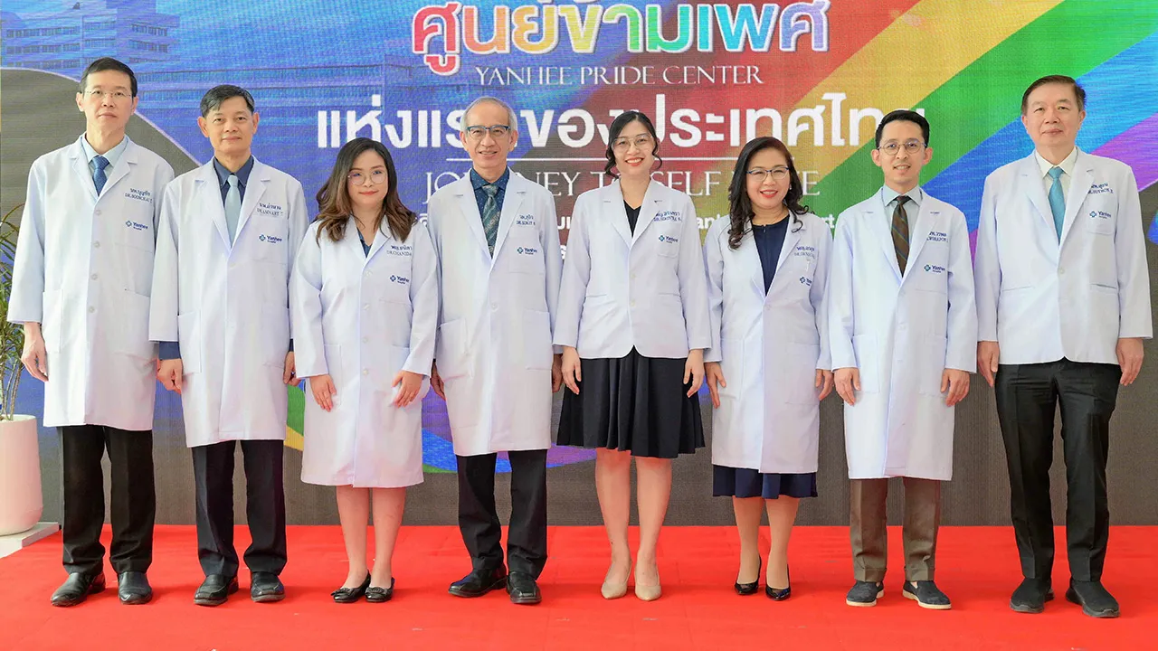 ข้ามเพศ พญ.สิรินทรา สัมฤทธิวณิชชา เปิดศูนย์ข้ามเพศ “Yanhee Pride Center” แห่งแรกของไทย โดยมี นพ.สุธน พิศูทธินุศาสตร์, นพ.สุกิจ วรธำรง, นพ.วรพล รัตนเลิศ, นพ.อำนาจ เตโชวาณิชย์ และ พญ.ชนิดา สถิตย์ปัญญาพันธุ์ มาร่วมงานด้วย ที่โรงพยาบาลยันฮี วันก่อน.