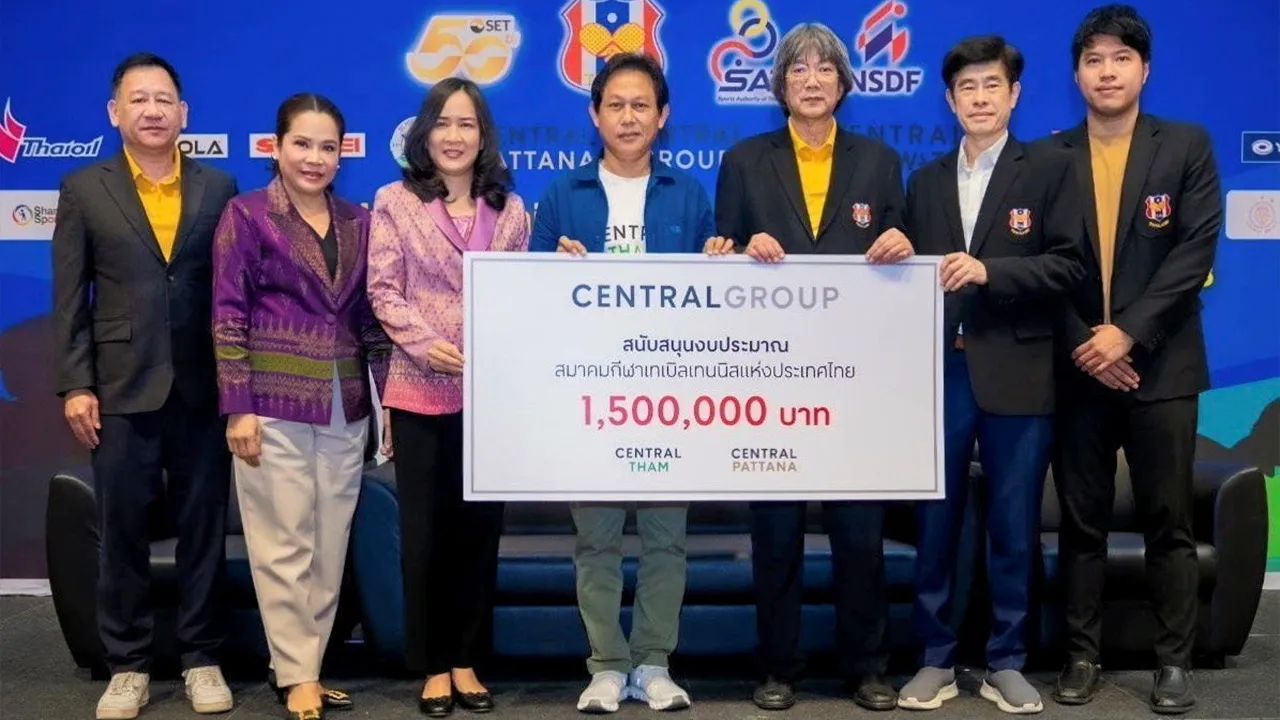 จากเซ็นทรัล สัมฤทธิ์ อนุภักดิ์, ธนาพรรณ พงษ์พันธ์ และ กนกพร กาญจนกังวาฬกุล เป็นตัวแทนเซ็นทรัลกรุ๊ป มอบเงินจำนวน 1,500,000 บาท ให้ นิวัฒน์ เสมาเงิน เพื่อสนับสนุนสมาคมกีฬาเทเบิลเทนนิส โดยมี อุดม สุขสุดประเสริฐ มารับมอบด้วย ที่เซ็นทรัล แจ้งวัฒนะ วันก่อน.