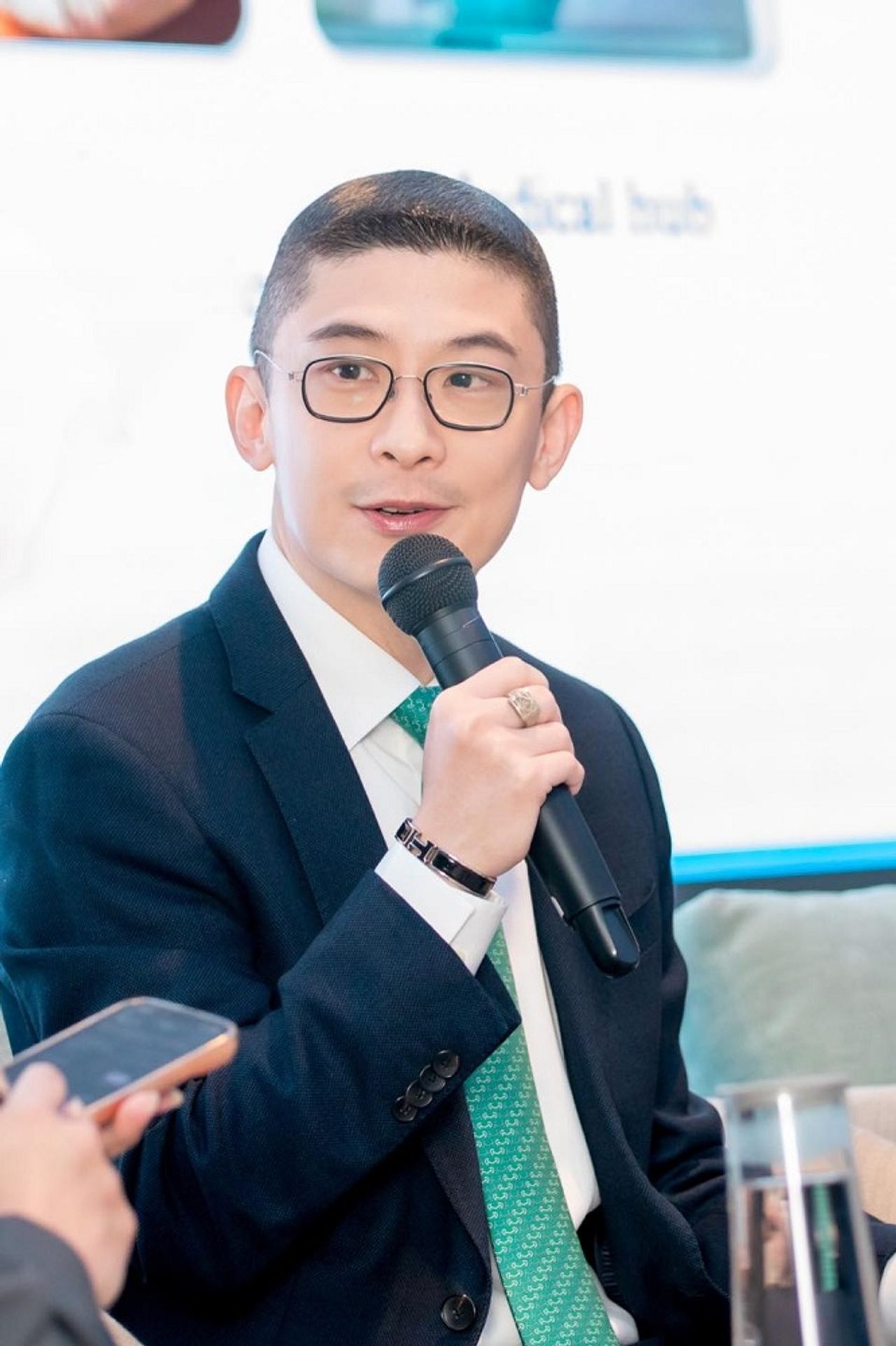 นพ. ตนุพล วิรุฬหการุญ หรือ หมอแอมป์  (ภาพจากเพจ DrAmp Team)