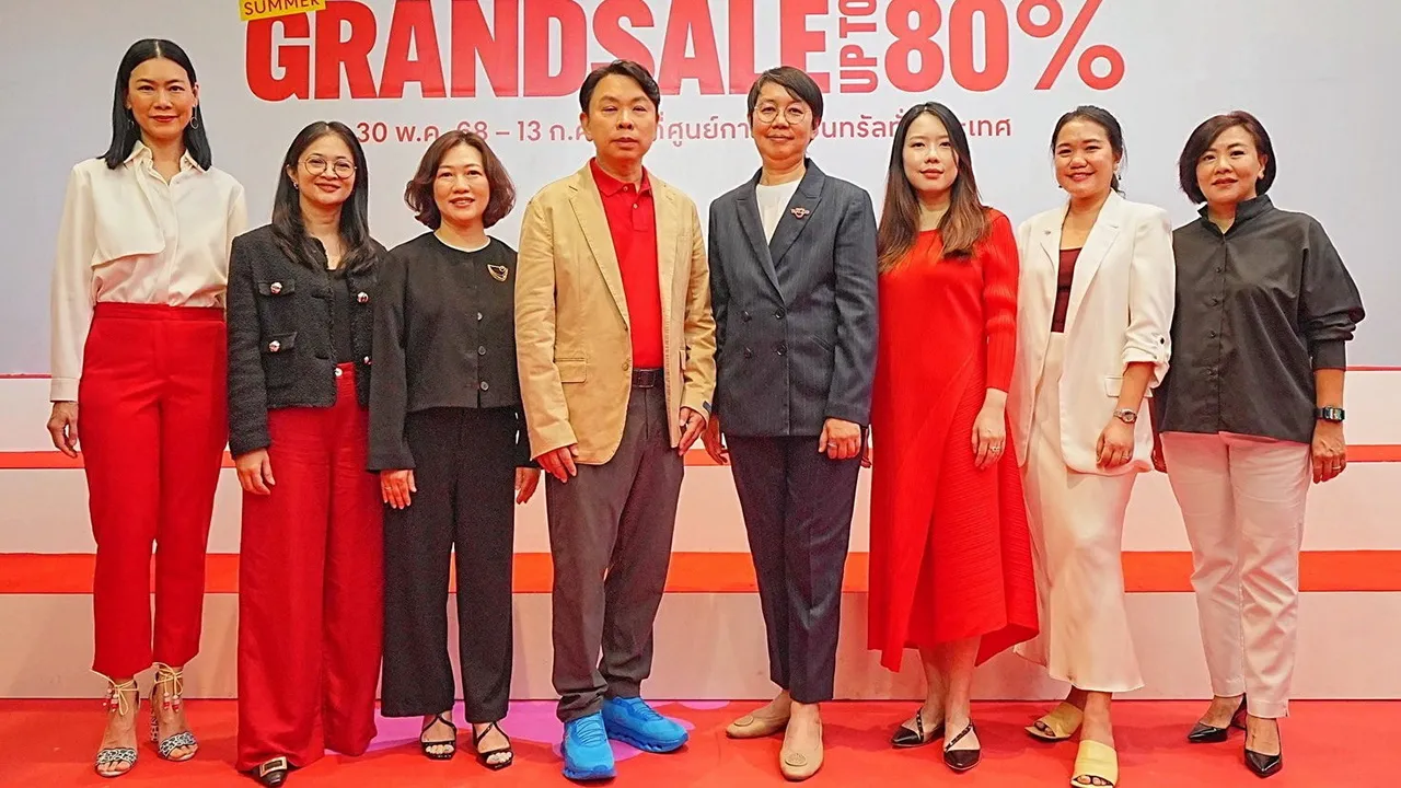 อย่าพลาด ดร.ณัฐกิตติ์ ตั้งพูลสินธนา และ รับขวัญ จรูญศักดิ์ เปิดแคมเปญ “Summer Grand Sale 2025” มหกรรมมิดเยียร์เซลลดสูงสุดถึง 80% ในศูนย์การค้าเซ็นทรัลทั่วประเทศ จัดถึง 13 ก.ค. โดยมี นภพรรษ ฤดีสุนันท์ และ ขวัญแก้ว สิริจินดา มาร่วมงานด้วย ที่เซ็นทรัลเวิลด์ วันก่อน.