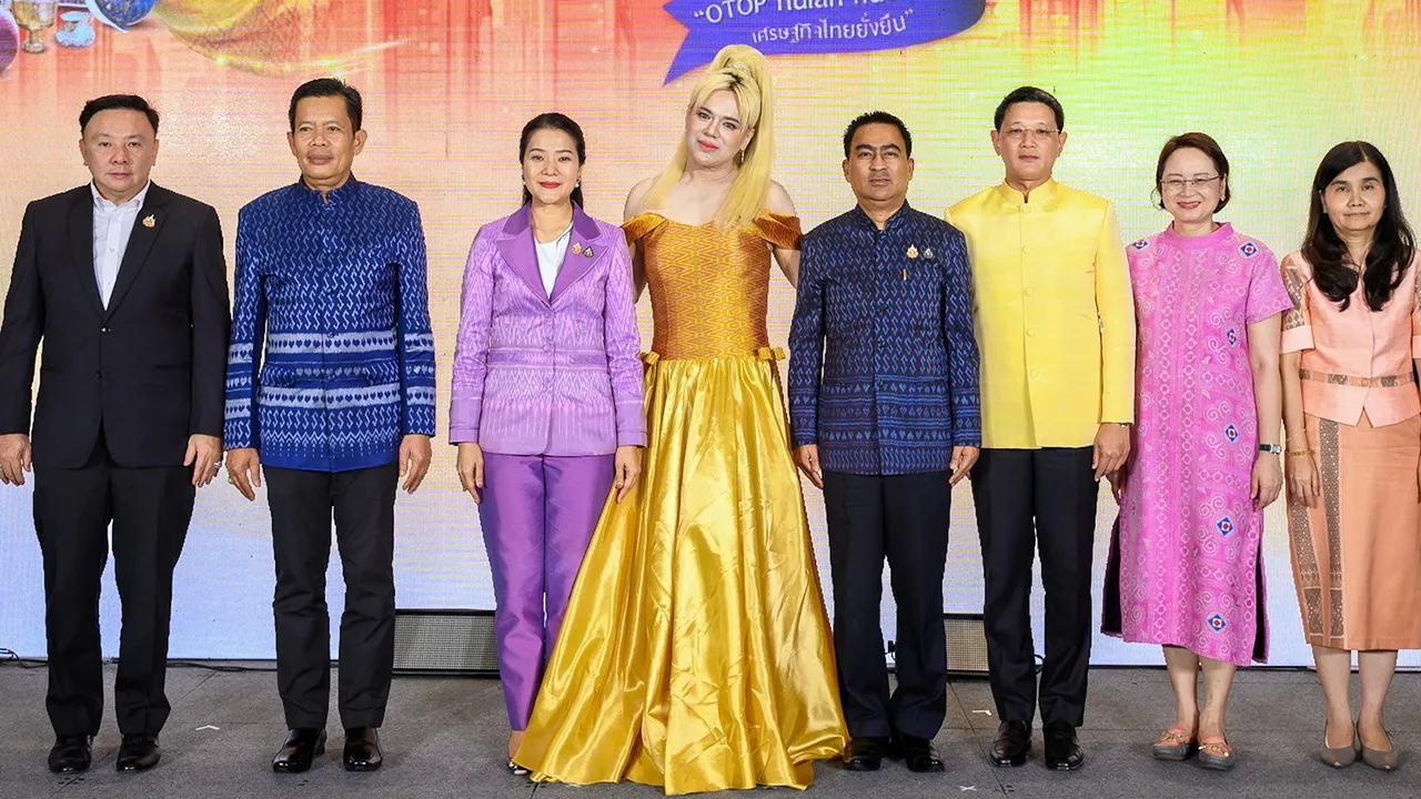 โอทอป ธีรรัตน์ สำเร็จวาณิชย์ รมช.มหาดไทย แถลงข่าวการจัด “OTOP Midyear 2025” งานจำหน่ายสินค้าคัดสรรจากทั่วทุกภูมิภาค ระหว่าง 7-15 มิ.ย. ที่อิมแพ็ค เมืองทองธานี โดยมีสยาม ศิริมงคล และ พ.จ.อ.ประเสริฐ มาลัย มาร่วมแถลงด้วย ที่เซ็นทรัลเวิลด์ วันก่อน.