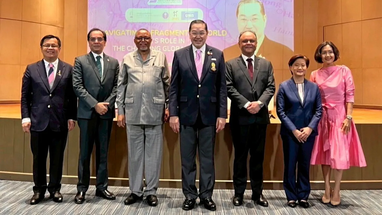 น่าฟัง ศ.ดร.สุรเกียรติ์ เสถียรไทย มาปาฐกถาพิเศษว่าด้วยกระบวนทัศน์ต่อเอเชียในอนาคตเรื่อง “Navigating a Fragmented World : Asia’s Role in the Changing Global Order”โดยมี ดาร์คีย์ เอฟเฟรอิม แอฟริกา และ ศ.ดร.วิเลิศ ภูริวัชร มาร่วมฟังด้วย ที่จุฬา วันก่อน.