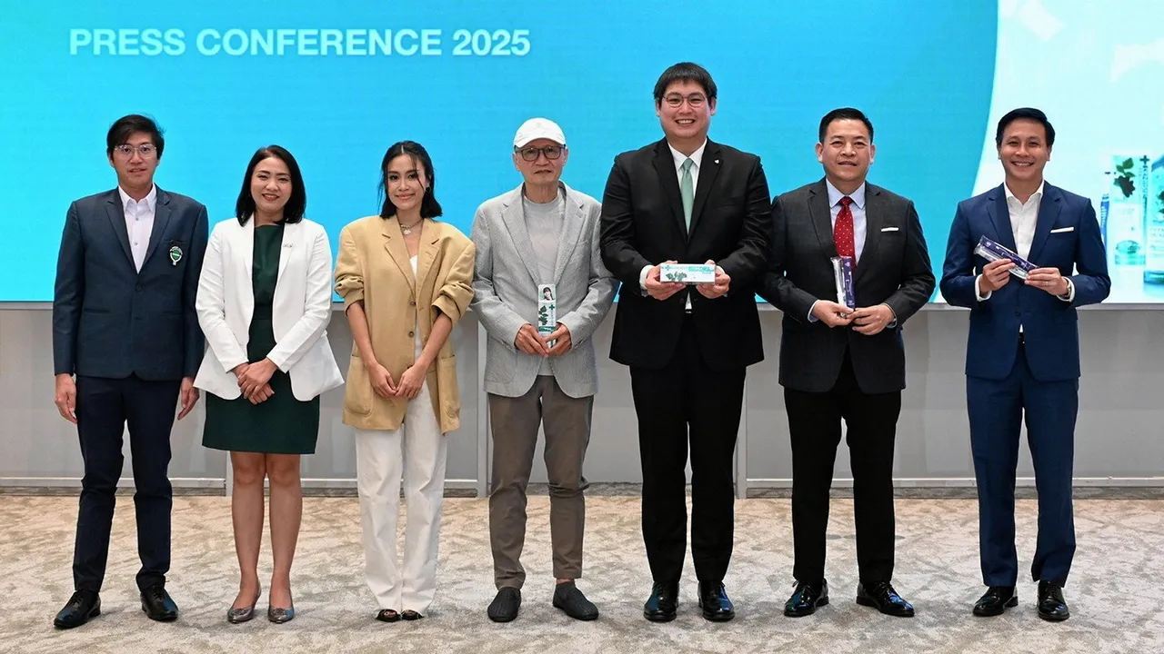 ฟันสะอาด ภก.ดร.แสงสุข พิทยานุกุล, กิตติพงษ์ สารสมบูรณ์ และ ภิพัชรา แก้วจินดาแถลงข่าวชวนนำแปรงสีฟัน-ยาสีฟันเก่ามาแลกเดนทิสเต้ฟรีตลอดปี  พร้อมเปิดตัว  DENTISTE' Oral Care Set มอบให้ผู้โดยสารการบินไทยในเส้นทางระหว่างประเทศ ที่อาคารสมูทไลฟ์ทาวเวอร์ วันก่อน.