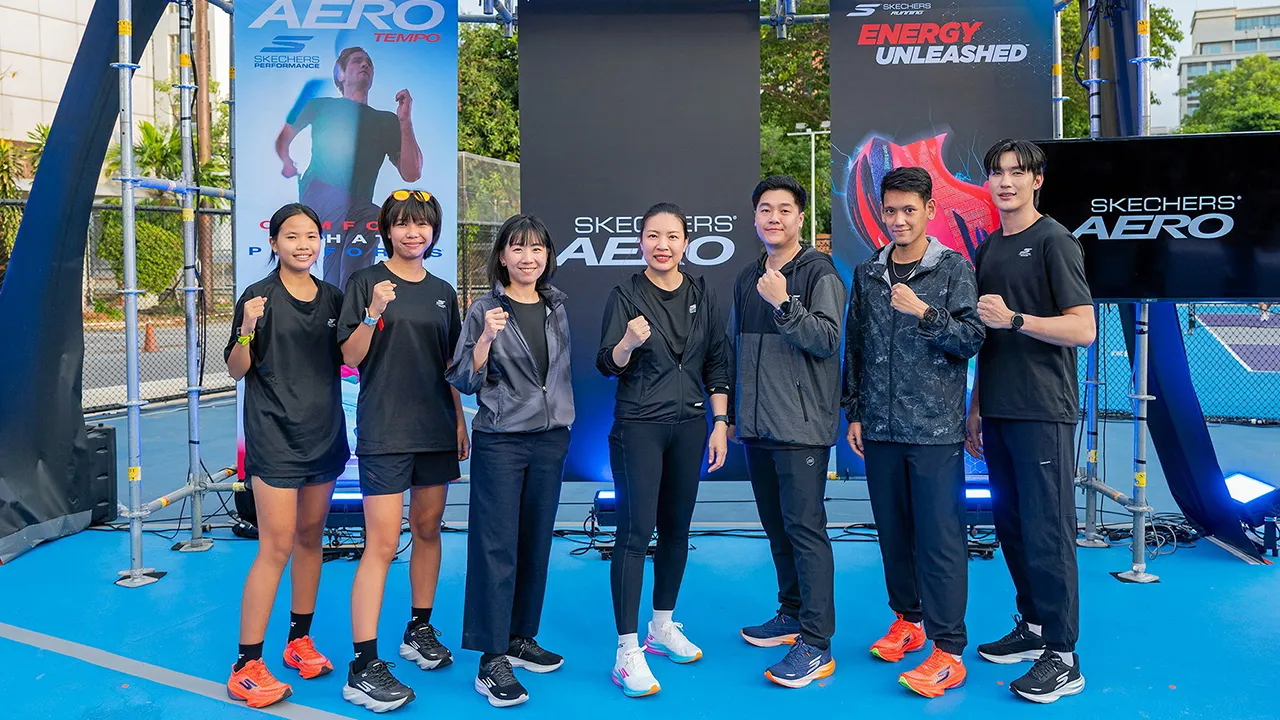 วิ่งสบาย ไข่มุก นิลเศรษฐี เปิดตัว “Skechers AERO” 3 รุ่น Aero Spark™, Aero Burst™ และ Aero Tempo™ รองเท้าวิ่งโดดเด่นเรื่องการซัพพอร์ตเท้าของนักวิ่งด้วยเทคโนโลยีแอโรไดนามิกโดยมี พีรรัฐ วนาเฉลิม และ ศรัญญา บัวไพร มาร่วมงานด้วย ที่สนามกีฬาเทพหัสดิน วันก่อน.