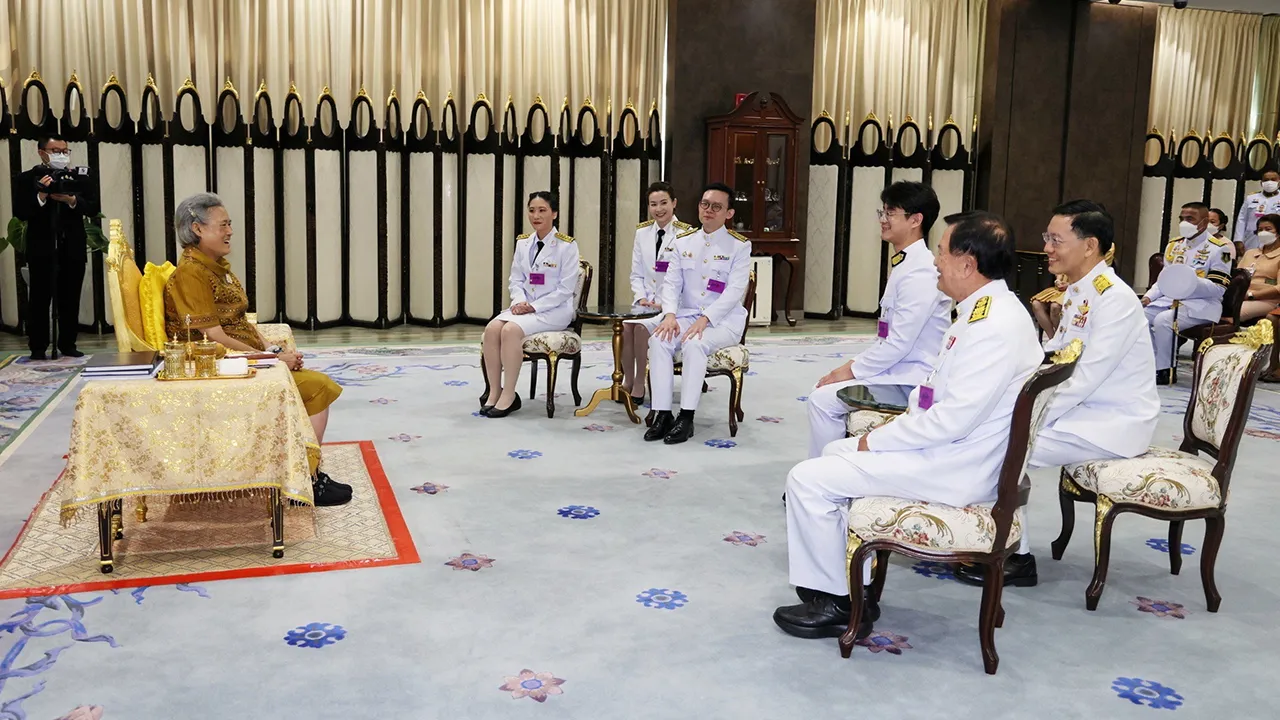 สมเด็จพระกนิษฐาธิราชเจ้า  กรมสมเด็จพระเทพรัตนราชสุดาฯ  สยามบรมราชกุมารี  เสด็จออกแทนพระองค์ ณ วังสระปทุม พระราชทานพระราชวโรกาสให้ ศ.นพ.จรัญ มหาทุมะรัตน์ ประธานกรรมการแผนกแพทยศาสตร์ และศ.นพ.วีรพันธุ์ โขวิฑูรกิจ นำผู้ได้รับพระราชทานทุนมูลนิธิอานันทมหิดล แผนกแพทยศาสตร์ เฝ้าฯ เมื่อวันที่ 12 มิถุนายน.