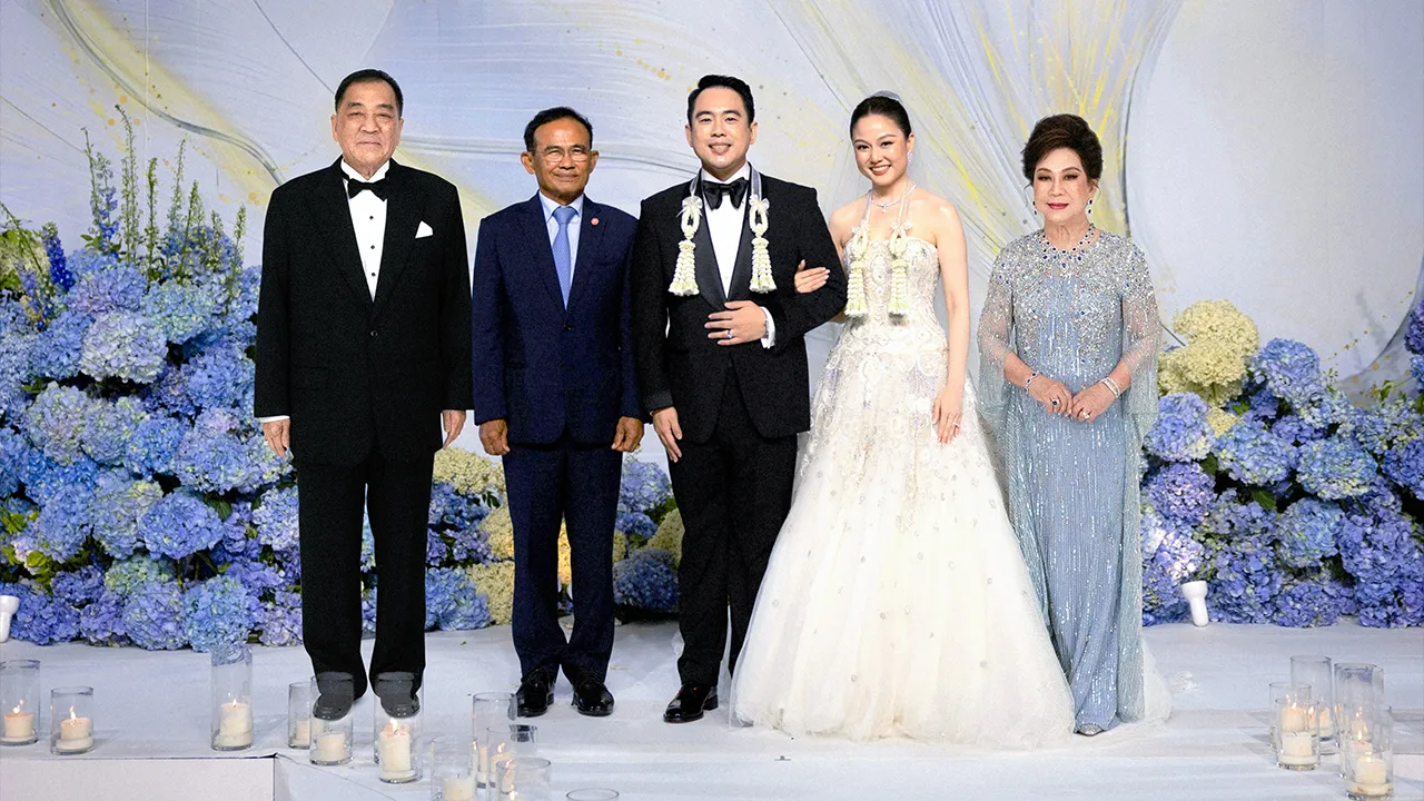 วิวาห์ชื่นมื่น พล.อ.ไพบูลย์ คุ้มฉายา องคมนตรี เป็นประธานในงานวิวาห์ระหว่าง อัญชลีบุตรี สมบูรณ์–จินตนา เลิศพนมวรรณ กับ อมรพันธุ์ บุตร ดร.พจน์–วิจิตรา อร่ามวัฒนานนท์ ท่ามกลางความปลื้มปีติของบรรดาผู้มาร่วมอวยพร ที่โรงแรมเดอะ ริทซ์-คาร์ลตัน วันก่อน.