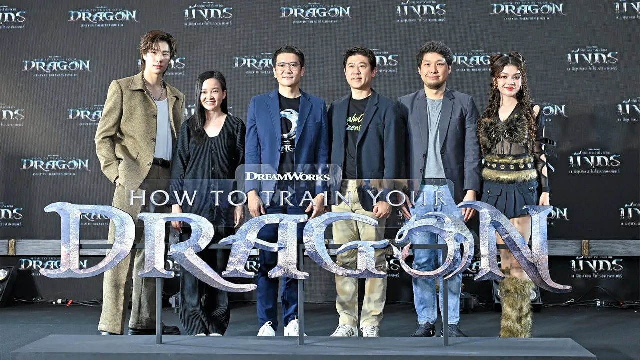 ดูหนัง - ศิรวิศร์ วินธนาพิศุทธ์ และ พิมสิริ ทองร่มโพธิ์ จัดงานรอบกาลาพรีเมียร์ “How To Train Your Dragon อภินิหารไวกิ้งพิชิตมังกร” ภาพยนตร์ไลฟ์แอ็กชั่นจากแอนิเมชันระดับโลก โดยมี ชนะศักดิ์ นิยะถิรกุล และ จรัญพจน์ รุจิราโสภณ มาร่วมชมด้วย ที่เอส เอฟ เวิลด์ ซีเนม่า วันก่อน.