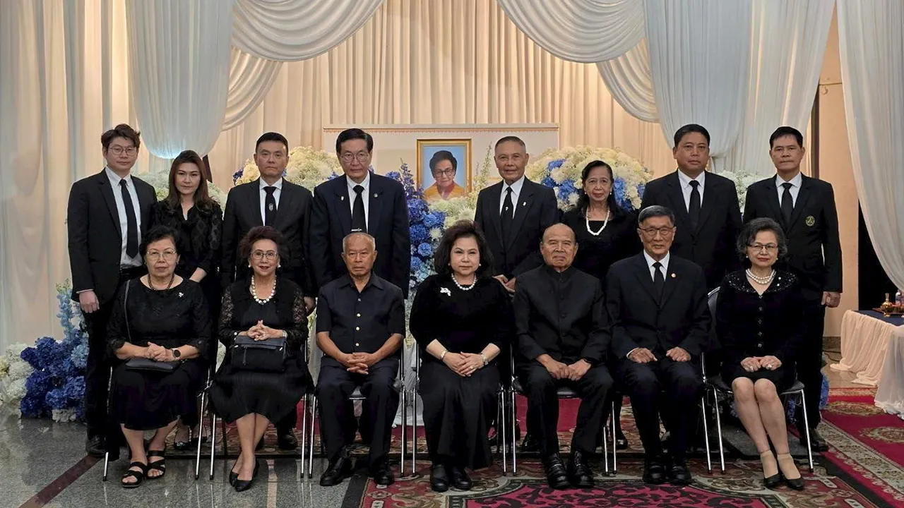 ปลายทางชีวิต - พล.ต.ศรชัย มนตริวัต เป็นประธานในพิธีสวดพระอภิธรรมศพ สุใจ แสงศิริอัมพร มารดา ดร.นุชนาถ วสุรัตน์ โดยมี พล.ต.อ.สุนทร ซ้ายขวัญ, พล.อ.อ.วีรวิท คงศักดิ์, สรนันท์ พรรณเชษฐ์ และ พันธ์ทิพย์ สุรทิณฑ์ มาร่วมในพิธีด้วย ที่วัดเทพศิรินทราวาส วันก่อน.