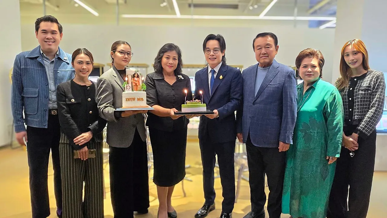 แฮปปี้เบิร์ธเดย์ ดร.พรสิทธิ์ ศรีอรทัยกุล และ สุริยน ศรีอรทัยกุล สองบอสใหญ่ของบิวตี้เจมส์ จัดยอดเซอร์ไพรส์มอบเค้กฉลองในโอกาสวันเกิดของ นฤมล ศิริวัฒน์ โดยมี ชาริตา ลีลายุทธ และ กิติภัค เกษรสิริธร มาร่วมอวยพร ท่ามกลางบรรยากาศของความชื่นมื่น ที่เซ็นทรัล ชิดลม วันก่อน.