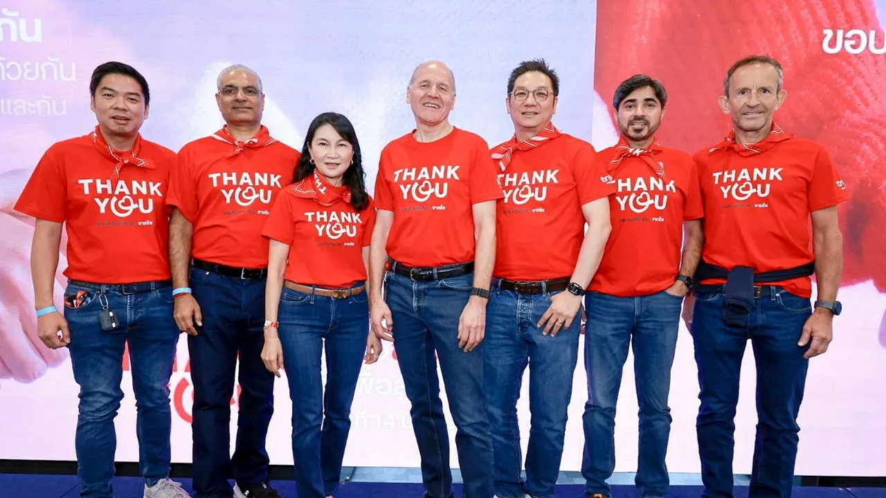 ขอบคุณครับ ซิกเว่ เบรกเก้ ประธานคณะผู้บริหารกลุ่มบริษัททรูคอร์ปอเรชั่น จัดกิจกรรม“วันขอบคุณที่รักกัน...จากใจ” พร้อมลงพื้นที่พบปะลูกค้าทั่วประเทศ โดยมี มนัสส์ มานะวุฒิเวช, ชารัด เมห์โรทรา, ยุภา ลีวงศ์เจริญ และ นกุล เซห์กัล มาร่วมงานด้วย ที่ทรู ทาวเวอร์ วันก่อน.