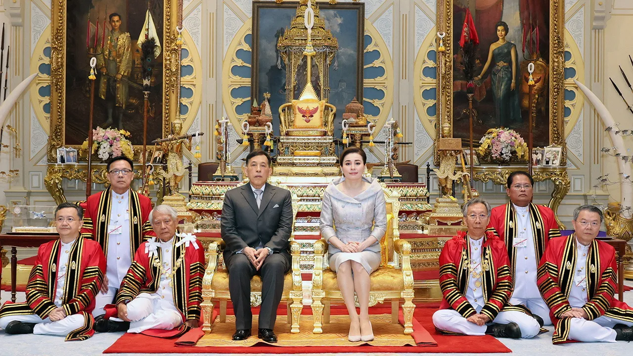 พระบาทสมเด็จพระเจ้าอยู่หัว และ สมเด็จพระนางเจ้าฯ พระบรมราชินี เสด็จออก ณ พระที่นั่งอัมพรสถาน พระราชวังดุสิต พระราชทานพระบรมราชวโรกาสให้ ศ.ยงยุทธ ยุทธวงศ์ นายกสภามหาวิทยาลัยเทคโนโลยีพระจอมเกล้าธนบุรี เฝ้าฯ ทูลเกล้าฯ ถวายปริญญาวิศวกรรมศาสตรดุษฎีบัณฑิตกิตติมศักดิ์ สาขาวิชาวิศวกรรมเครื่องกล เมื่อวันก่อน.