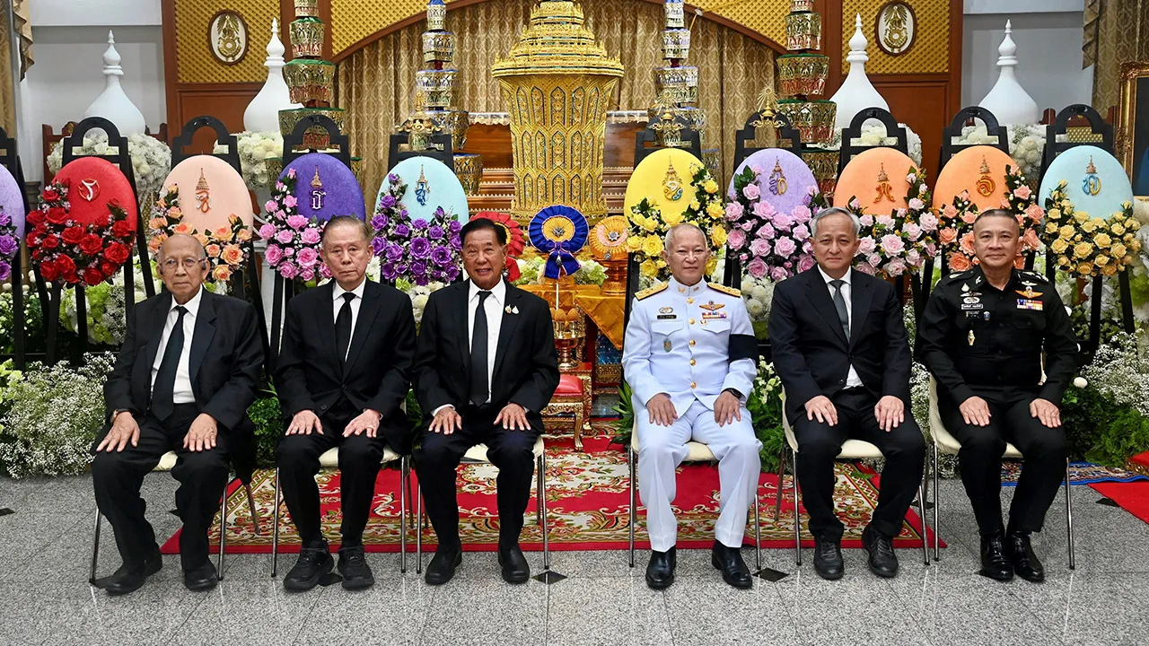 ปลายทางชีวิต พล.อ.ทรงวิทย์ หนุนภักดี, พล.อ.อำนวย ประมวญทอง, ประจักษ์ ตั้งคารวคุณ และ วิบูลย์ เลาหพงศ์ชนะ มาร่วมในพิธีพระพิธีธรรมสวดพระอภิธรรมศพ พล.อ.สุจินดา คราประยูร บิดา พล.อ.เจิดวุธ คราประยูร และ เจนวิทย์ คราประยูร ที่วัดโสมนัส วันก่อน.