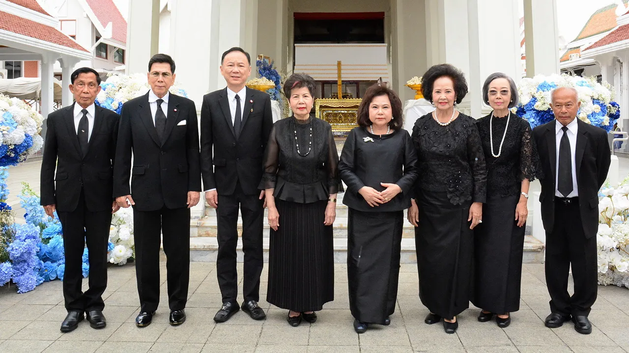 สู่สุคติ คุณหญิงทิพาวดี เมฆสวรรค์ เป็นประธานในพิธีฌาปนกิจศพ สุใจ แสงศิริอัมพร มารดา ดร.นุชนาถ สวุรัตน์ โดยมี พล.ต.ศรชัย มนตริวัต, พล.อ.พงษ์เทพ เทศประทีป, คุณหญิงกษมา วรวรรณ ณ อยุธยา และ พายัพ ชินวัตร มาร่วมในพิธีด้วย ที่วัดเทพศิรินทราวาส วันก่อน.