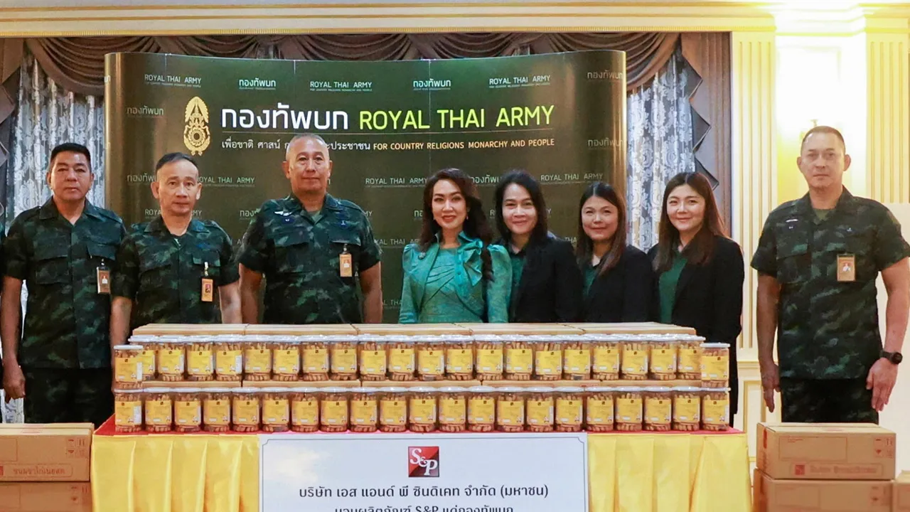 จากเอสแอนด์พี - มณีสุดา ศิลาอ่อน มอบขนมขาไก่เนยสด S&P จำนวน 3,000 กระปุกมูลค่า 225,000 บาท ให้ พล.อ.พนา แคล้วปลอดทุกข์ ผบ.ทบ. เพื่อสนับสนุนการปฏิบัติหน้าที่ของทหารชายแดนไทย-กัมพูชา โดยมี พล.อ.วสุ เจียมสุข มาร่วมในพิธีด้วย ที่ บก.ทบ. วันก่อน.