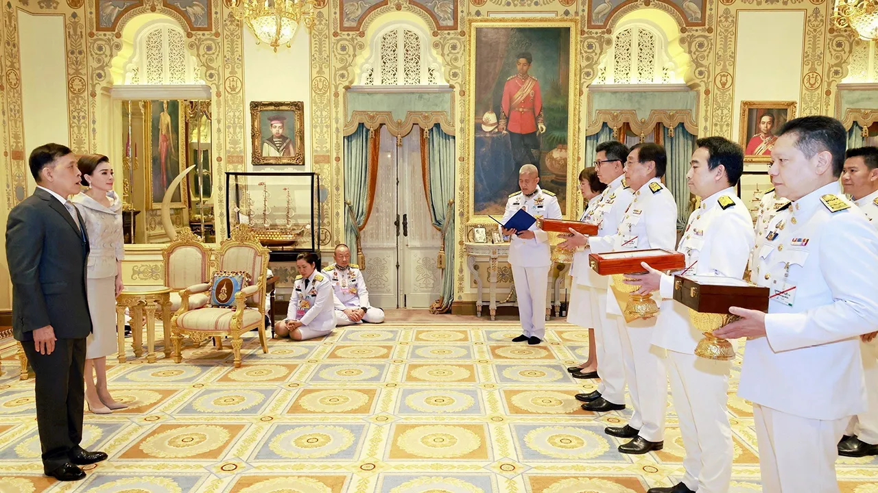 พระบาทสมเด็จพระเจ้าอยู่หัว และ สมเด็จพระนางเจ้าฯ พระบรมราชินี เสด็จออก ณ พระที่นั่งอัมพรสถาน พระราชทานพระบรมราชวโรกาสให้ พิชัย ชุณหวชิร รมว.คลัง เฝ้าฯ ทูลเกล้าฯ ถวายเหรียญกษาปณ์ที่ระลึกและเหรียญ ที่ระลึกพระราชพิธีสมมงคลพระชนมายุเท่า พระบาทสมเด็จพระพุทธยอดฟ้าจุฬาโลกมหาราช เมื่อวันที่ 13 มิถุนายน.