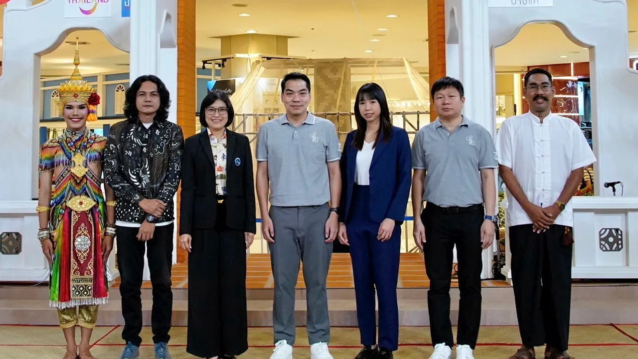 เมืองสงขลา - ดร.จักรพล จันทวิมล, วัจนันท์ ศิลปวรณ์วิวัฒน์ และ พิมพ์ลดา ไชยวรรณ เปิดงาน “ล่องหลาดสงขลา เมืองสองเล เสน่ห์พหุวัฒนธรรม” ชวนสัมผัสมนต์เสน่ห์เมืองเก่าจังหวัดสงขลา ลิ้มรสอาหารท้องถิ่นและสินค้าภาคใต้นานาชนิด จัดถึง 30 มิ.ย. ที่ซีคอน บางแค วันก่อน.