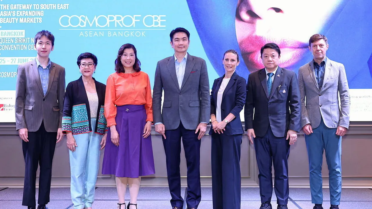 อย่าพลาด สรรชาย นุ่มบุญนำ, ฟรานเชสกา โดนาติ และ เกศมณี เลิศกิจจา แถลงข่าวจัด “Cosmoprof CBE ASEAN Bangkok 2025” งานแสดงสินค้าความงาม ระหว่าง 25-27 มิ.ย. ที่ศูนย์ประชุมสิริกิติ์ โดยมี แองเจิล ฟู มาร่วมงานด้วย ที่โรงแรมแกรนด์ เซนเตอร์ พอยต์ วันก่อน.