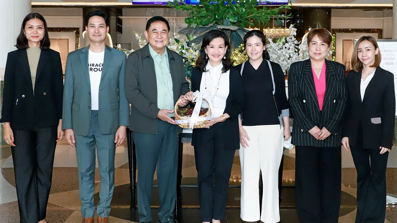 กิฟฟารีน ดร.อัศวิน อิงคะกุล ให้การต้อนรับ พญ.นลินี ไพบูลย์ ในโอกาสเปิดงาน “Giffarine Open House Empowering Your Success” ค้นพบศักยภาพ...สู่ความสำเร็จและโอกาสในการสร้างธุรกิจอย่างมืออาชีพ โดยมี พญ.สิริอรญ์ สุกาญจนพงษ์ มาร่วมงานด้วย ที่โรงแรมมิราเคิล แกรนด์ วันก่อน.