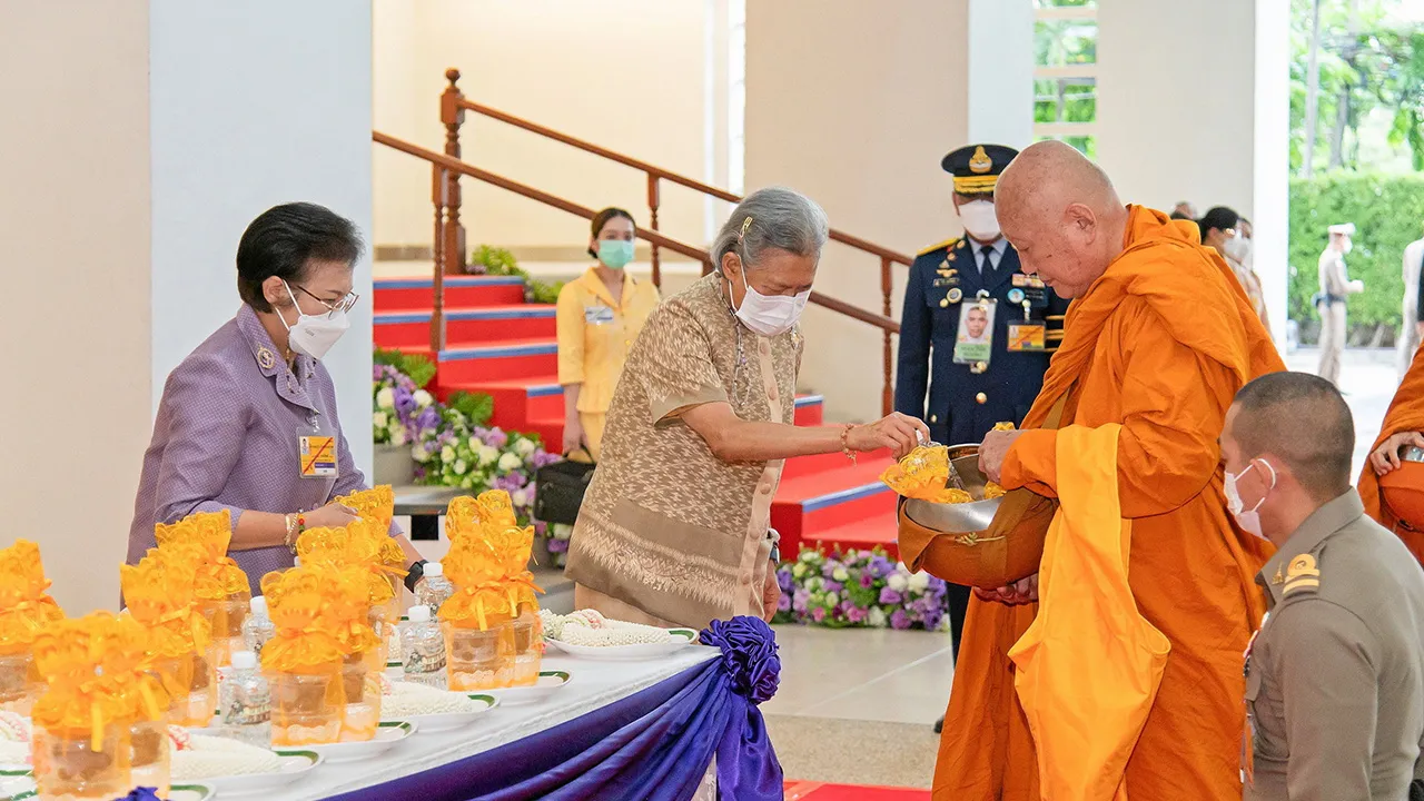 สมเด็จพระกนิษฐาธิราชเจ้า กรมสมเด็จพระเทพรัตนราชสุดาฯ สยามบรมราชกุมารี เสด็จฯไปทรงบาตรพระสงฆ์ เนื่องในโอกาสครบ  8  ปี  วันกำเนิดสถาบันการพยาบาลศรีสวรินทิรา สภากาชาดไทย  ณ  สถาบันการพยาบาลศรีสวรินทิรา  เมื่อวันที่  16  มิถุนายน.