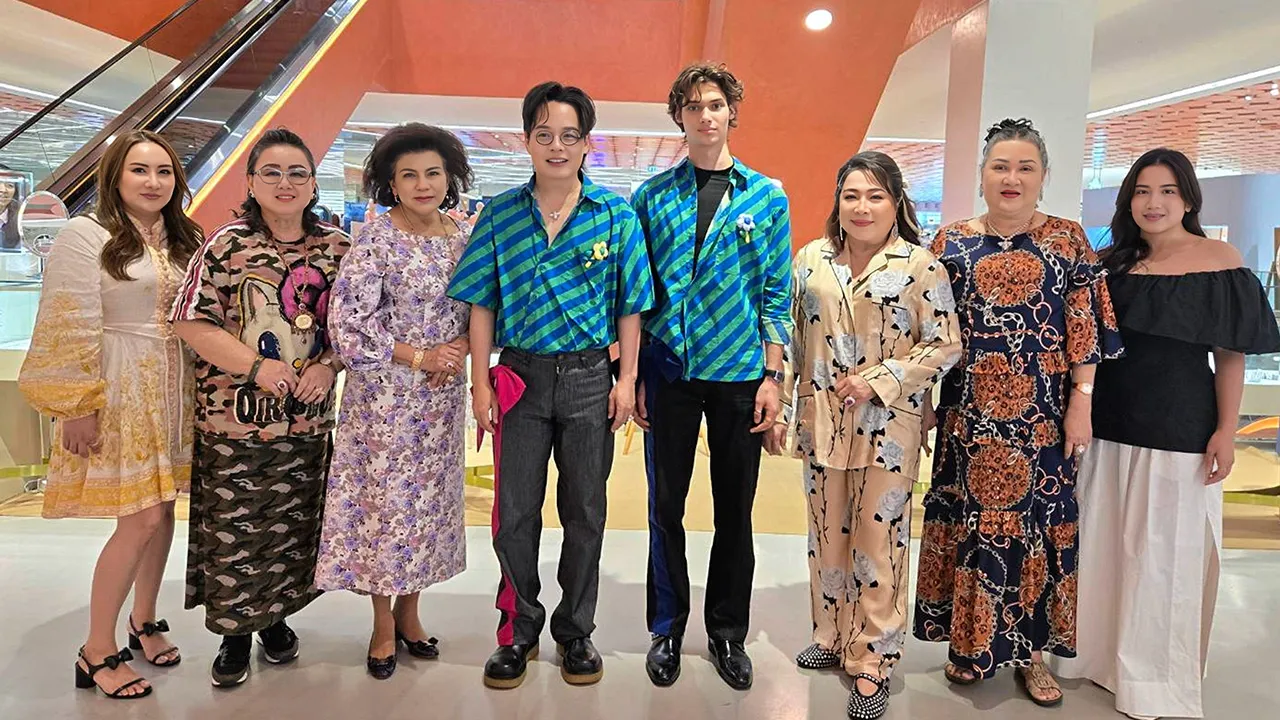 ของบิวตี้เจมส์ สุริยน ศรีอรทัยกุล จัดงานเปิดป๊อป-อัป บริเวณโซนใหม่ของบิวตี้เจมส์ โดยมีสมศรี โรจน์สราญรมย์, สุจิตราภรณ์ ศิริวรรณพร, มยุรี เตยะราชกุล, ธีรยุทธ์ พนมยงค์, อาภัสรา เตชะรัตนไชย และ ทพ.ญ.ณัฐวดี เตมีรักษ์ มาร่วมงานด้วย ที่เซ็นทรัล ชิดลม วันก่อน.