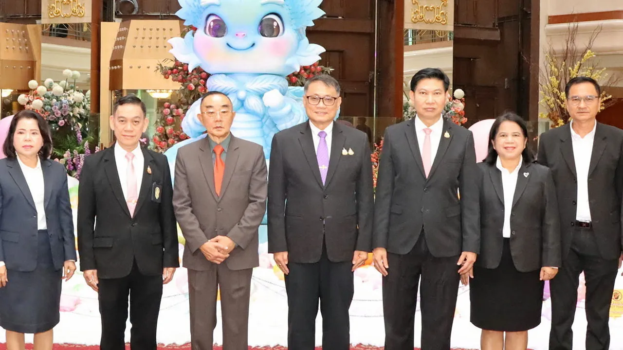 ตรวจแรงงาน ร.อ.สาโรจน์ คมคาย อธิบดีกรมสวัสดิการและคุ้มครองแรงงาน เปิดโครงการอบรมหลักสูตรพนักงานตรวจแรงงานสำหรับข้าราชการ โดยมี พงศ์เทพ เพชรโสม, ศักดิ์ศิลป์ ตุลาธร, พัฒนชาติ ชุมทอง และ จุฑามาศ มาฤาษี มาร่วมงานด้วย ที่โรงแรมดิ เอมเมอรัลด์ วันก่อน.