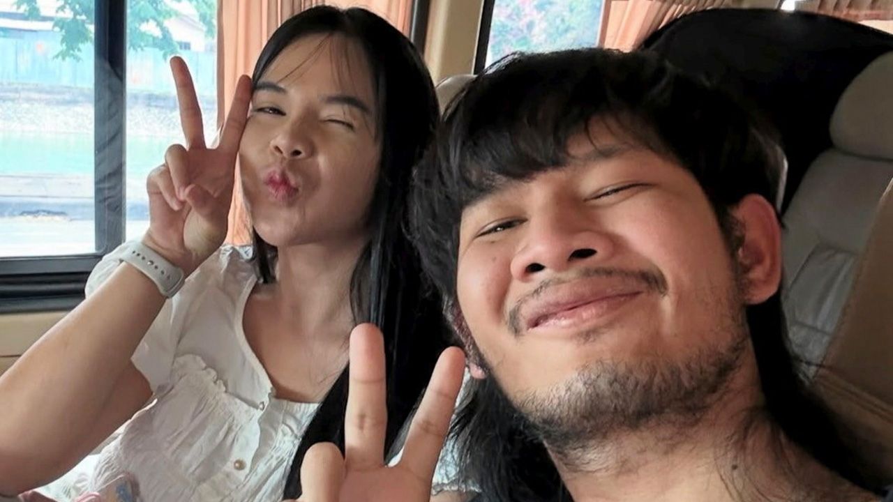 หลังนอนรักษาตัวพักใหญ่ ด้งเด้ง หรือ จ่าลอด ไทบ้าน กลับบ้านได้ เลยโพสต์รูปอัปเดต ชู 2 นิ้ว พร้อมแคปชัน “กลับบ้านเรา คนที่เรารักรออยู่” ...จ่ารอด แฟนๆ ก็โล่งอก.
