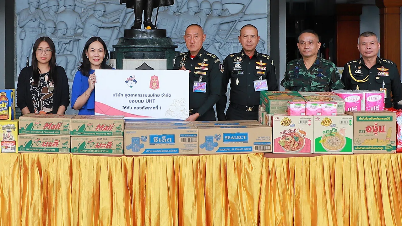 ส่งกำลังใจ สุดถนอม กรรณสูต ผู้บริหารบริษัทมะลิ กรุ๊ป 1962 มอบผลิตภัณฑ์นมตรามะลิ UHT พร้อมด้วยอาหารและเครื่องดื่มให้  พล.ท.อมฤต  บุญสุยา  แม่ทัพภาคที่  1  เพื่อสนับสนุนกิจการสวัสดิการและให้กำลังใจในการปฏิบัติหน้าที่ของทหารพื้นที่ชายแดนไทย-กัมพูชา ที่กองทัพภาคที่ 1 วันก่อน.