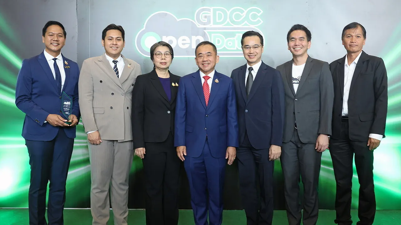 มอบรางวัล ศ.วิศิษฏ์ วิศิษฏ์สรอรรถ และ เวทางค์ พ่วงทรัพย์ มอบรางวัล “GDCC Gov Cloud” ประจำปี 2568 เพื่อยกย่องหน่วยงานภาครัฐใช้เทคโนโลยีคลาวด์ในการบริการประชาชนอย่างมีประสิทธิภาพ  โดยมี  พ.ต.อ.สุรพงศ์  เปล่งขำ  มาร่วมงานด้วย  ที่บริษัทโทรคมนาคมแห่งชาติ  วันก่อน.