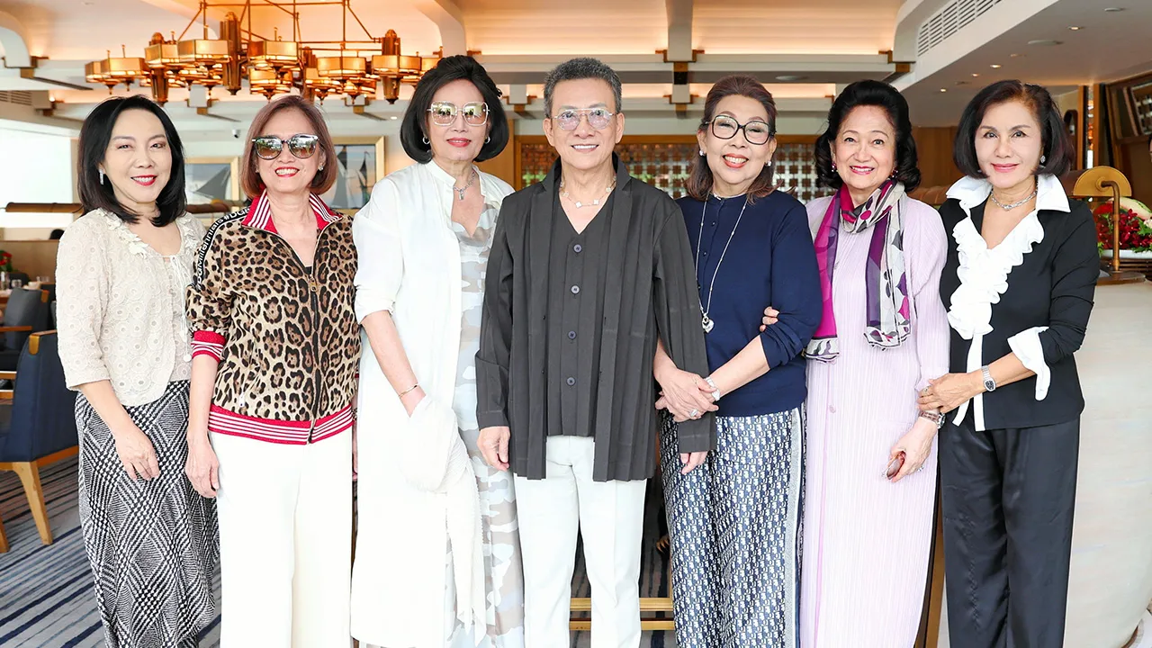 เบิร์ธเดย์ สารจันทร์ วิภาตพงษ์ จัดงานเลี้ยงฉลองวันเกิดให้เพื่อนรัก ดร.สมศักดิ์ ชลาชล โดยมี รุจิตร สุธนะเสรีพร, อุษณีย์ วรวงค์วสุ, พูลสุข ประธานราษฎร์นิกร, อิชยา วิสมล และ รุ่งฤดี พูนทรัพย์มณี มาร่วมงานด้วย ที่ห้องลอร์ดจิมส์ โรงแรมแมนดาริน โอเรียนเต็ล วันก่อน.