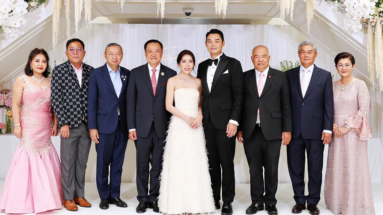 วันวิวาห์ อนุทิน ชาญวีรกูล รมว.มหาดไทย เป็นประธานในงานวิวาห์ระหว่าง ฐิติพร บุตรี ฉลาด พนาวงศ์ชัย กับ ปวริศ บุตร อำพล–สิริศรี เหลืองอร่ามรัตน์ โดยมี พล.ต.อ.เพิ่มพูน ชิดชอบ, ฉัตรชัย พรหมเลิศ และ รพีพรรณ เหลืองอร่ามรัตน์ มาร่วมงานด้วย ที่โรงแรมแมนดาริน วันก่อน.