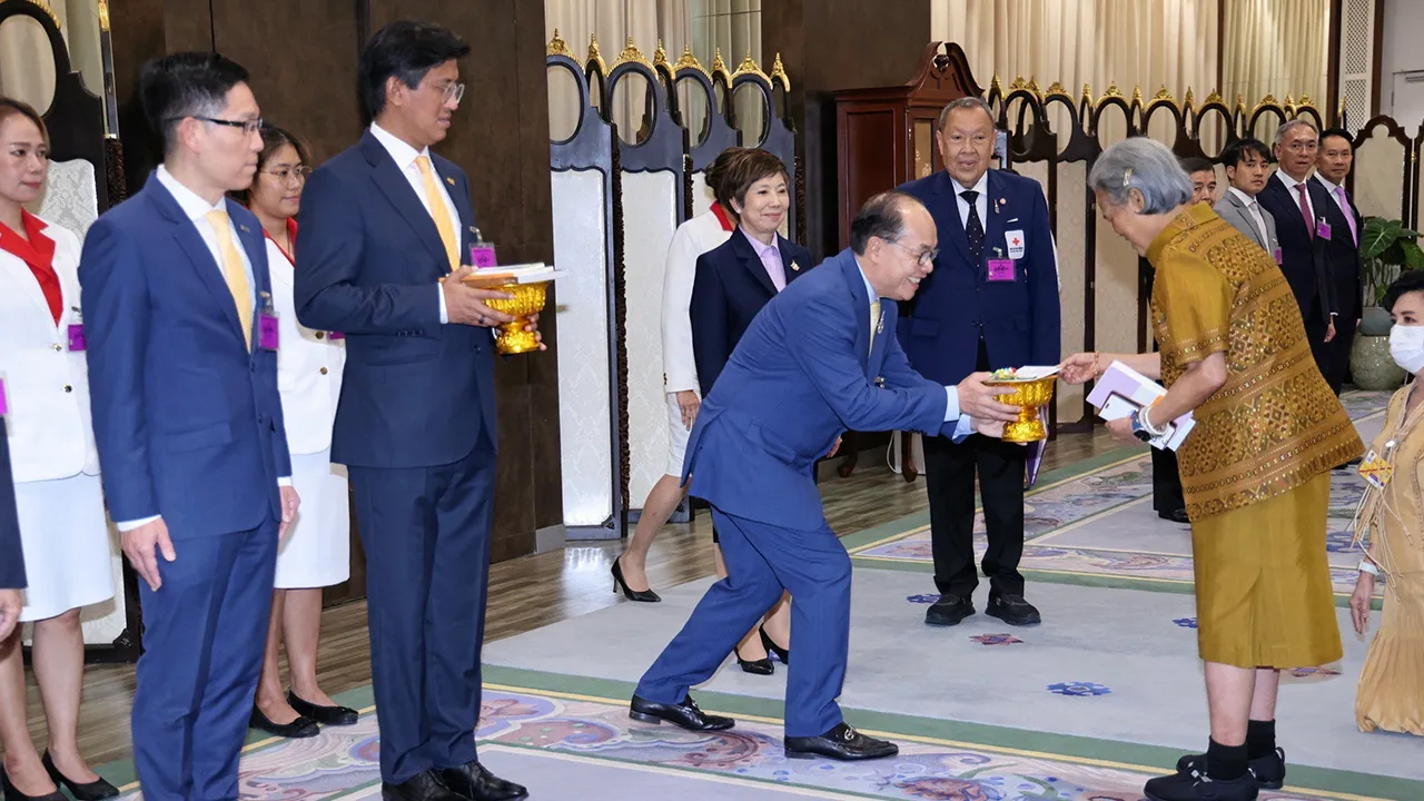 สมเด็จพระกนิษฐาธิราชเจ้า  กรมสมเด็จพระเทพรัตนราชสุดาฯ สยามบรมราชกุมารี  เสด็จออก ณ วังสระปทุม พระราชทานพระราชวโรกาสให้ ขรรค์ ประจวบเหมาะ นำ ศ.กิติพงศ์ อุรพีพัฒนพงศ์ ประธานกรรมการมูลนิธิ ตลาดหลักทรัพย์ เฝ้าฯ ทูลเกล้าฯ ถวายเงินเพื่อสนับสนุนศูนย์โปรตอน โรงพยาบาลจุฬาลงกรณ์ สภากาชาดไทย เมื่อวันก่อน.