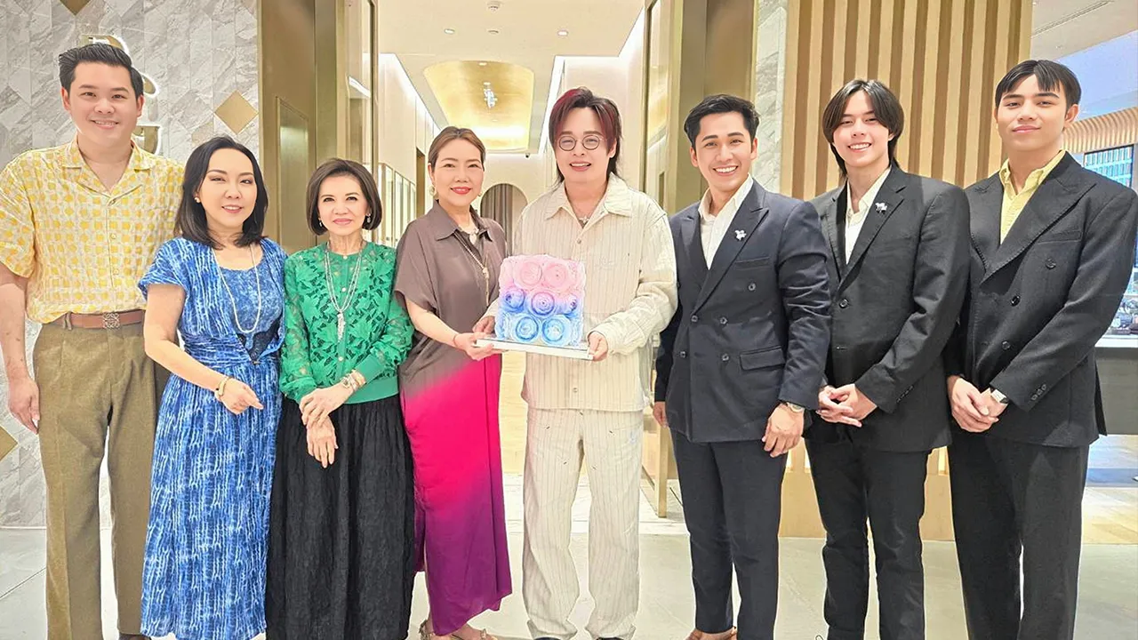 เบิร์ธเดย์ สุริยน ศรีอรทัยกุล ชวนลูกค้าคนสนิทมาร่วมฉลองวันเกิดให้ อุไรวรรณ กนกวัฒนาวรรณ โดยมี สุรีย์ รัตนหิรัญญา, รุจิตร สุธนะเสรีพร, กิติภัค เกษรสิริธร, อธิป เจริญชัยสกุลสุข, ศวัส แสนเยีย และ ณัฐชัย รักสนุก มาร่วมอวยพรด้วย ที่เซ็นทรัล ชิดลม วันก่อน.