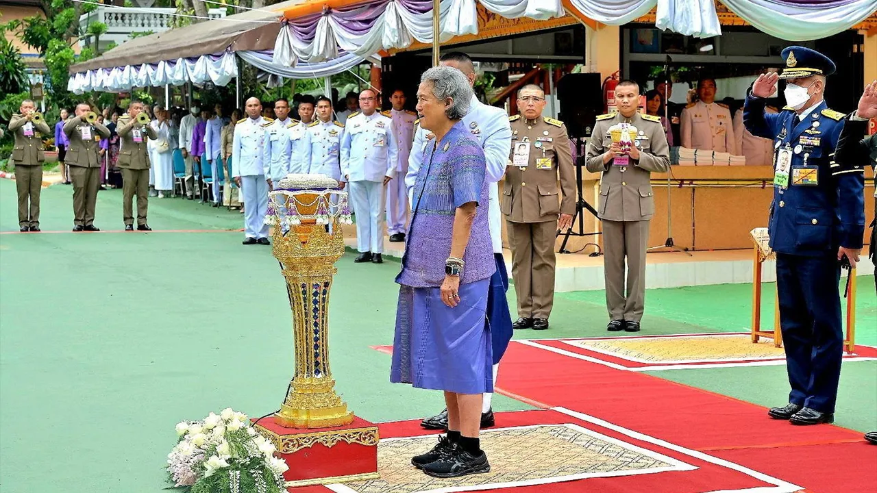 สมเด็จพระกนิษฐาธิราชเจ้า  กรมสมเด็จพระเทพรัตนราชสุดาฯ   สยามบรมราชกุมารี  เสด็จพระราชดำเนินไปทรงเปิดป้ายหอพระบรมฉายามหาราชพุทธิรังสรรค์  ณ  วัดพระธาตุผาเงา  อ.เชียงแสน  จ.เชียงราย  เมื่อวันที่  18  มิถุนายน.