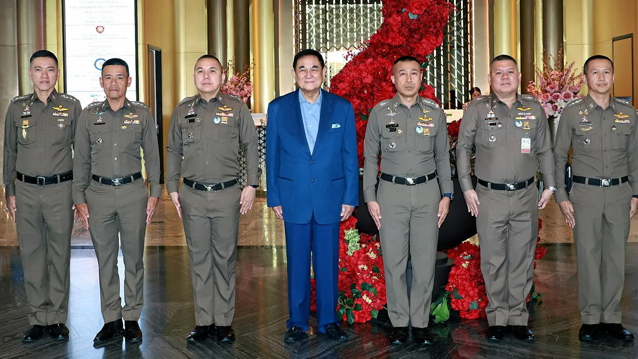 นายทะเบียน ดร.อัศวิน อิงคะกุล ให้การต้อนรับ พล.ต.ท.สําราญ นวลมา ผู้ช่วย ผบ.ตร.ในโอกาสเปิดโครงการฝึกอบรมนายทะเบียนจังหวัด ตามพระราชบัญญัติธุรกิจรักษาความปลอดภัย พ.ศ.2568 โดยมี พล.ต.ต.พิทักษ์ อุทัยธรรม มาร่วมงานด้วย ที่โรงแรมอัศวิน แกรนด์ วันก่อน.