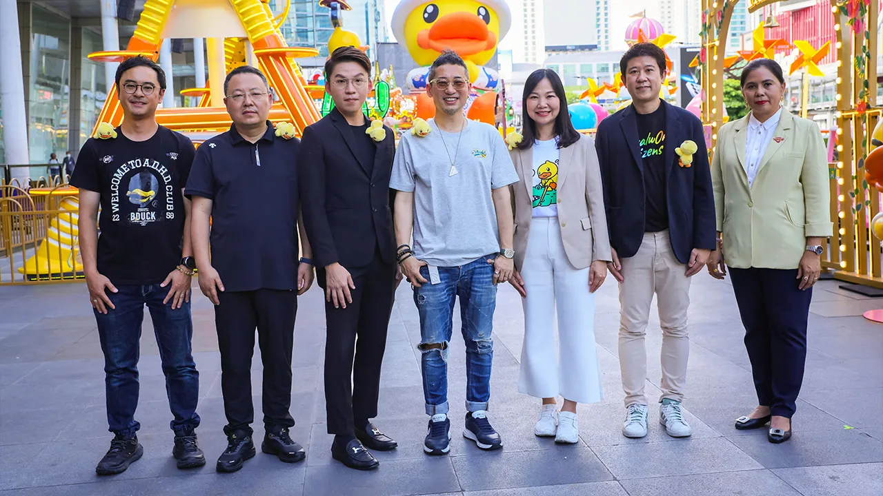 เล่นเพลิน เอ็ดดี้ ฮุย, แอลวิน ลี, โทมัส แยง และ พิมพ์พร งามขจรวิวัฒน์ เปิด “B.Duck 20th Playful World-City Funs Carnival” คาร์นิวัลกลางแจ้งกับเครื่องเล่นธีม B.Duck จัดถึง 18 ก.ค. โดยมี ชนะศักดิ์ นิยะถิรกุล และ ธาริณี สมบุญ มาร่วมงานด้วย ที่เซ็นทรัลเวิลด์ วันก่อน.