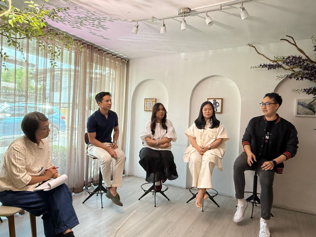 งานเสวนา หัวข้อ “Food Creator Cooking Up Culture Roundtable” เพื่อร่วมพูดคุยกับ Food Creators, Chef, Sellers, และ TikTok Expert ผู้ประสบความสำเร็จบน TikTok และ TikTok Shop เรียงลำดับจากซ้าย ประกอบด้วย เชฟอิน ณรงค์ฤทธิ์ แซ่ขอ เจ้าของร้านครัวบ้านอิน, อโนชา ตันประเสริฐ จากเพจอายนอนตีพุง ฟู้ดครีเอเตอร์, สุชารัตน์ นิติสาครินทร์ ผู้ช่วยกรรมการผู้จัดการแบรนด์ Uncle Boss Sausage ไส้กรอกเยอรมันโฮมเมดพรีเมียม และ ณธน โชติหิรัญรัตน์ TikTok Expert 2025 และกรรมการผู้จัดการแบรนด์ ร้านของคริต โดย ชาคริต แย้มนาม