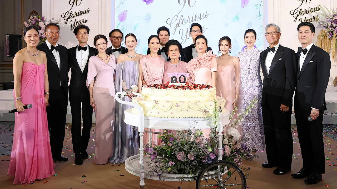 90 ชื่นมื่น - สุภัทรา อัสสกุล, นราวดี ศรีกาญจนา และ นริพร เคียงศิริ จัดงานเลี้ยงฉลองวันเกิดครบ 90 ปีให้คุณแม่ สุภาพ อิงคะวัต โดยมี อารักษ์ เคียงศิริ, กีรติ อัสสกุล และอภินรา ศรีกาญจนา มาร่วมอวยพรด้วยความชื่นมื่น ที่โรงแรมแมนดาริน โอเรียนเต็ล วันก่อน.