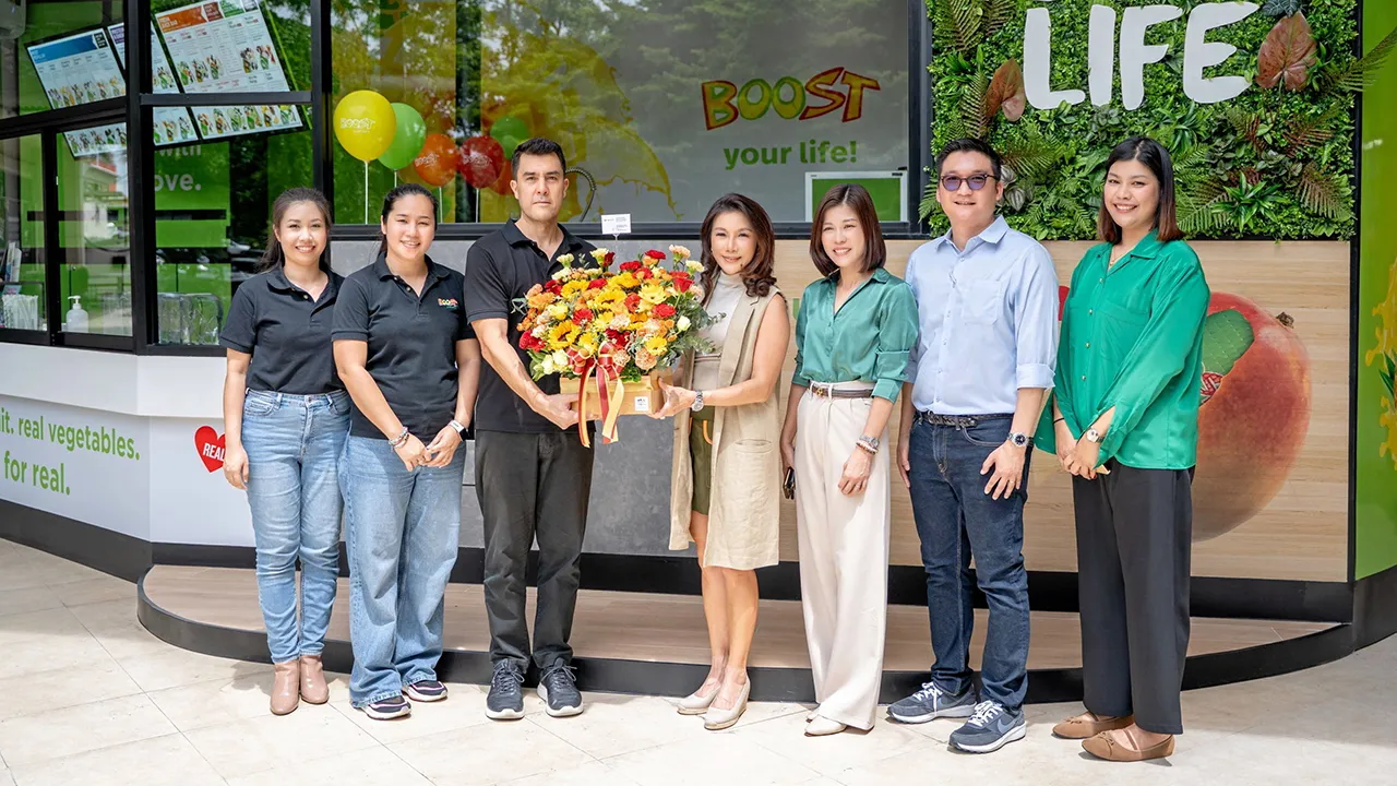 น่าดื่มจัง - ศุภานวิต เอี่ยมสกุลรัตน์ มอบดอกไม้แสดงความยินดีให้ ฌอน แอนดรูว์ สเตอเจส ในโอกาสเปิดร้าน “Boost Juice” น้ำผลไม้และสมูทตี้อันดับ 1 จากออสเตรเลีย โดยมี มารุต โสภณ, นภสร ทองประเสริฐ และ วรจรรย์ ปัญญานันทกุล มาร่วมงานด้วย ที่เดอะคริสตัล วันก่อน.