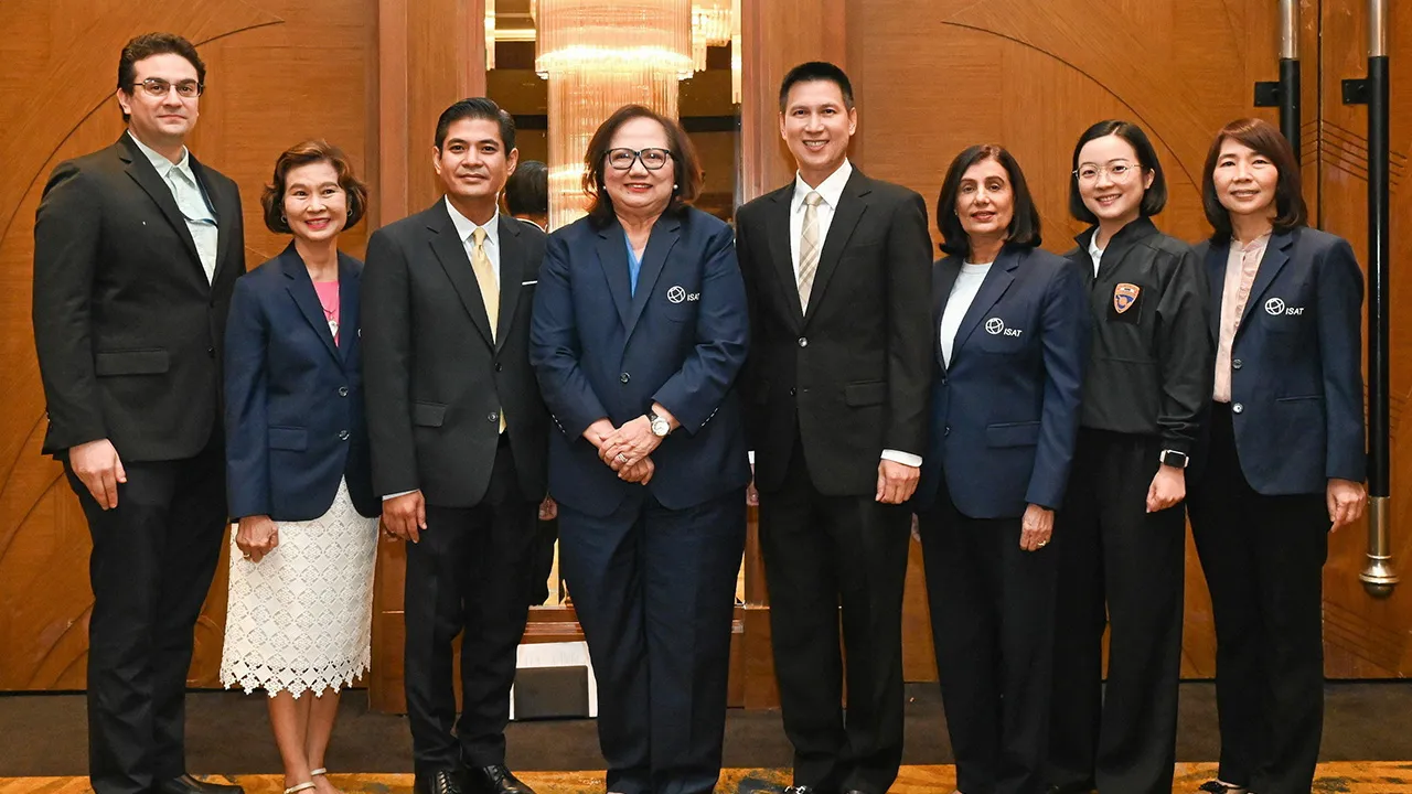 กฎระเบียบ อุษา สมบูรณ์ นายกสมาคมโรงเรียนนานาชาติ จัดสัมมนา “กฎ ระเบียบ และแนวปฏิบัติ สำหรับโรงเรียนนานาชาติ” โดยมี พ.ต.อ.คธาธร คำเที่ยง, จิรยุต สอนใจ, พ.ต.ท.หญิงภูริชญา วัฒนสันติพงศ์ และ ภัทราดา ยมนาค มาร่วมงานด้วย ที่โรงแรมดิ แอทธินี วันก่อน.