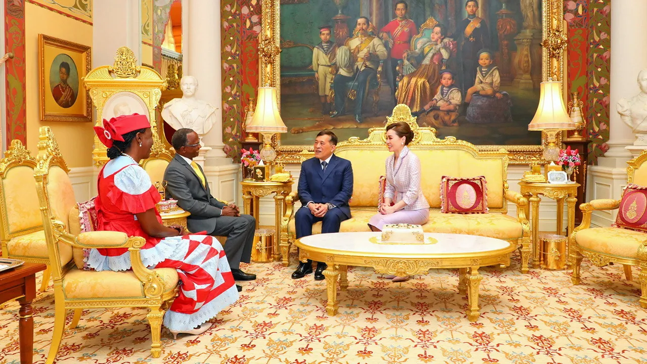 พระบาทสมเด็จพระเจ้าอยู่หัว และ สมเด็จพระนางเจ้าฯ พระบรมราชินี พระราชทานพระบรมราชวโรกาสให้ คิปทิเนสส์ ลินด์ซีย์ คิมโวเล เอกอัครราชทูตสาธารณรัฐเคนยา เฝ้าฯกราบบังคมทูลลาในโอกาสจะพ้นจากหน้าที่ เมื่อวันก่อน.