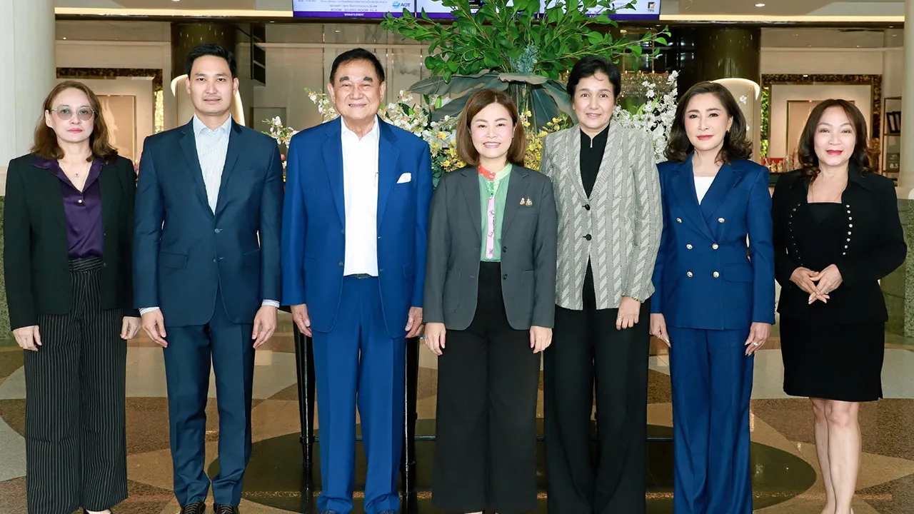 สร้างมาตรฐาน ดร.อัศวิน อิงคะกุล ให้การต้อนรับ ปวีณา จริยฐิติพงศ์ รักษาการ ผอ.ใหญ่ บริษัทท่าอากาศยานไทย ในโอกาสเปิดโครงการสัมมนา “การขับเคลื่อนการจัดการความรู้องค์กรสู่มาตรฐาน ISO 30401 : 2018 เพื่อยกระดับคะแนน SE-AM” ที่โรงแรมมิราเคิล แกรนด์ วันก่อน.