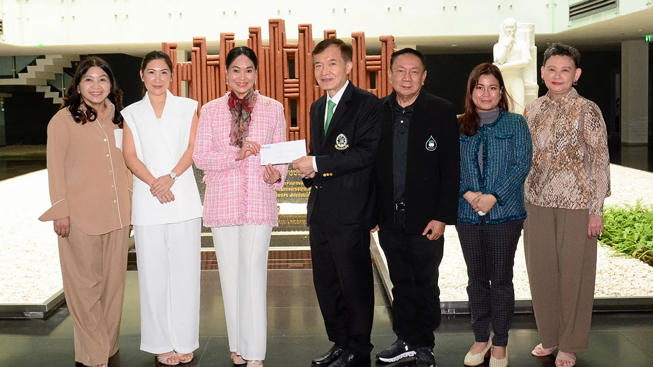 เพื่อการศึกษา บุปผา งามอภิชน พร้อมลูกสะใภ้ เอมมิกา งามอภิชน มอบเงินจำนวน 100,000 บาท ให้ สราวุธ วัชรพล เพื่อสมทบทุนมูลนิธิไทยรัฐ โดยมี วิเชน โพชนุกูล, พรพรรณ พจนพริ้ง, มาเรียม วิเศษรัตน์ และ ปัณฑาทิพย์ มงคลศรี มาร่วมในพิธีด้วย ที่ สนง.นสพ.ไทยรัฐ วันก่อน.