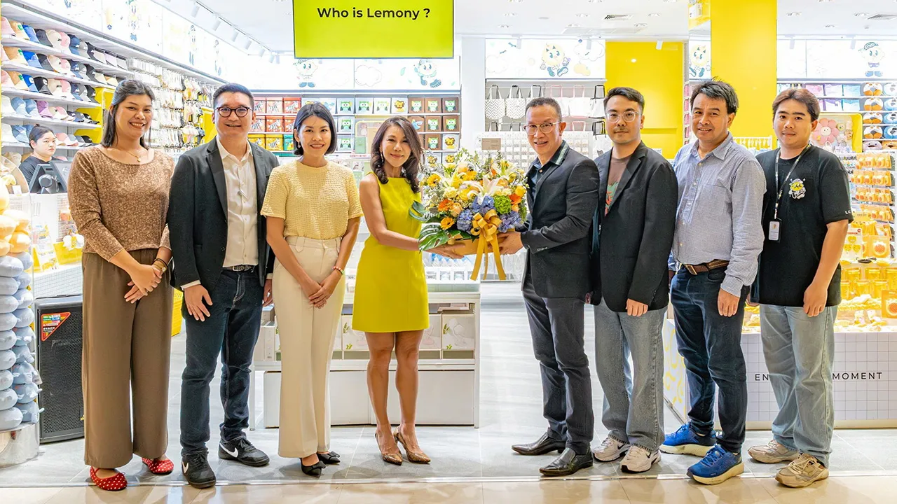 ตามไปซื้อ ศุภานวิต เอี่ยมสกุลรัตน์ มอบดอกไม้แสดงความยินดีให้ อำนวย ติรวรรณรัตน์ ในโอกาสเปิดร้าน “Lemony Store” สินค้าไลฟ์สไตล์หลากหลายชนิด โดยมี สองขวัญ สุนทรวิภาต, ไกรสิทธิ์ เจริญทรัพย์, คงศักดิ์ นิยม และ มารุต โสภณ มาร่วมงานด้วย ที่เดอะคริสตัล วันก่อน.