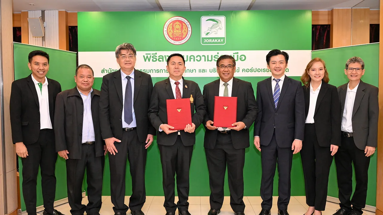 เสริมทักษะ ศุภพงษ์ เพชรสุทธิ์ และ ธนภัทร แสงจันทร์ ลงนามความร่วมมือระหว่างจระเข้ คอร์ปอเรชั่นกับ สอศ. เพื่อส่งเสริมการฝึกทักษะด้านงานก่อสร้างให้มีศักยภาพนำไปประกอบวิชาชีพ โดยมี วรพจน์ ตั้งมนัสวงศ์ มาร่วมในพิธีด้วย ที่สำนักงานคณะกรรมการการอาชีวศึกษา วันก่อน.