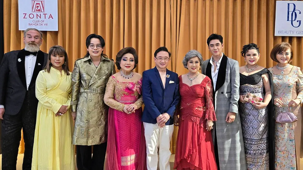 การกุศล สุริยน ศรีอรทัยกุล และ ดร.สุมาลี ศรีสุภรวาณิชย์ จัดแฟชั่นโชว์การกุศล เพื่อหารายได้ช่วยเหลือสตรีและเด็กหญิงตามการดำเนินงานของสโมสรซอนต้ากรุงเทพ 8 โดยมี พนิดา ปทุมารักษ์, รชตะ หัมพานนท์ และ ธีรยุทธ์ พนมยงค์ มาร่วมงานด้วย ที่เซ็นทรัล ชิดลม วันก่อน.