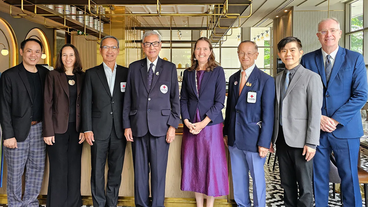 ครบวาระ เตช บุนนาค จัดงานเลี้ยงให้ แคทรีน คลาร์กสัน ในโอกาสครบวาระการดำรงตำแหน่งหัวหน้าคณะผู้แทนสหพันธ์สภากาชาดและสภาเสี้ยววงเดือนแดงระหว่างประเทศ โดยมี ดร.อภิชาติ ชินวรรโณ และ มณเฑียร ตันตกิตติ์ มาร่วมงานด้วย ที่โรงแรมมณเฑียร วันก่อน.