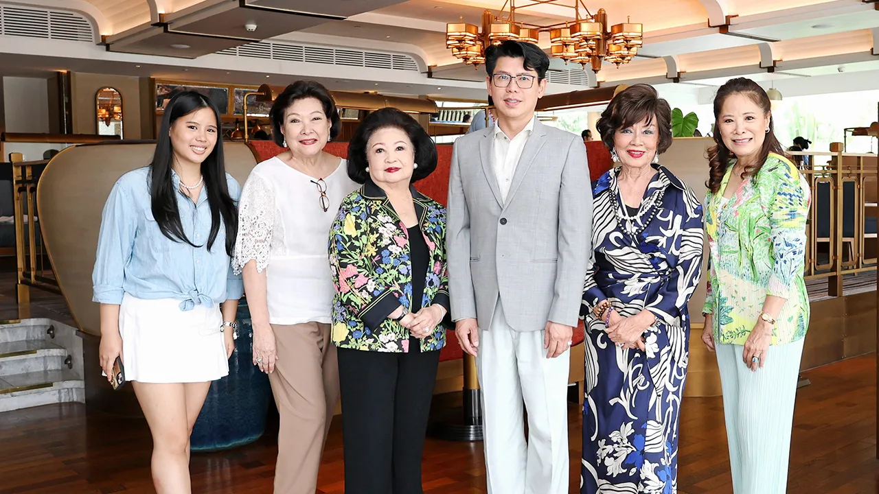 ชื่นมื่น - วสวัตติ์ วัฒนาศิริสมบัติ จัดงานเลี้ยงพบปะสังสรรค์กับผู้ใหญ่ที่เคารพนับถือ วี มาร์, นลินี ปัจฉิมสวัสดิ์ และ จีรพันธ์ ศรีไกรวิน โดยมี ภาวนา โชติกเสถียร และ ฐิตินา สุวรรณประทีป มาร่วมงานด้วยความชื่นมื่น ที่ห้องลอร์ดจิมส์ โรงแรมแมนดาริน โอเรียนเต็ล วันก่อน.